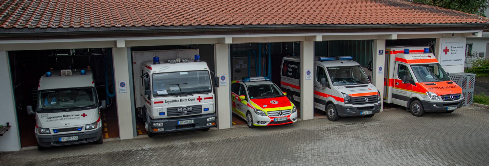 Foto: Fahrzeuge der BRK Bereitschaft Holzkirchen.